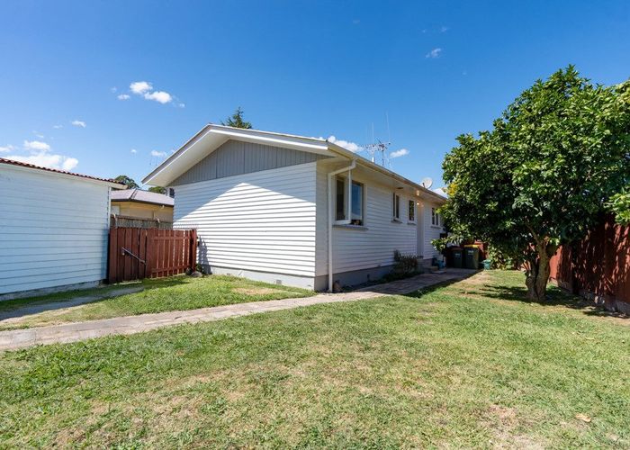  at 6 Manapouri Place, Glenview, Hamilton
