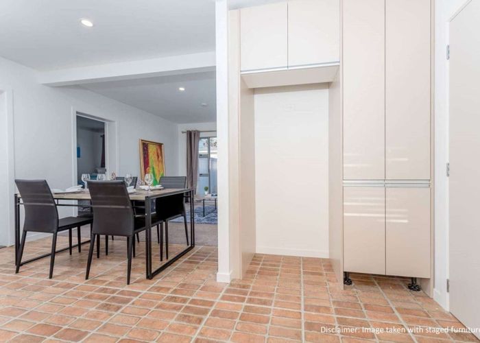  at 2/9 Vine Street, Mangere East, Auckland