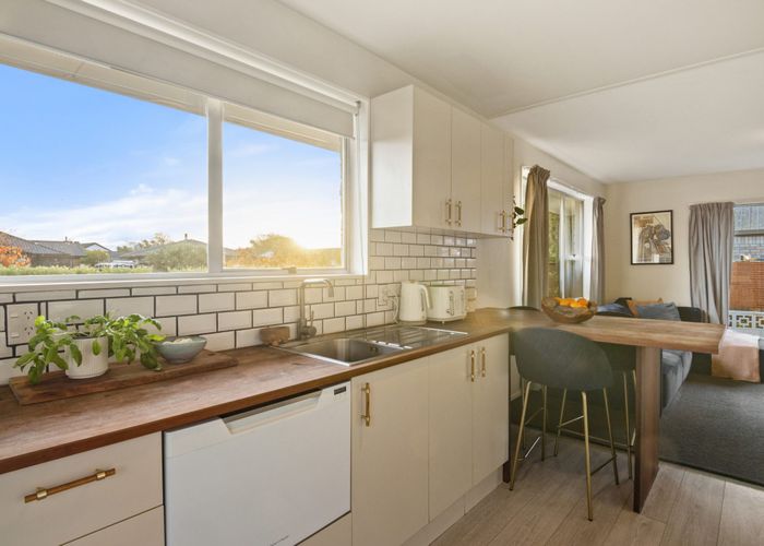  at 1/4 Valecrest Avenue, Parklands, Christchurch City, Canterbury