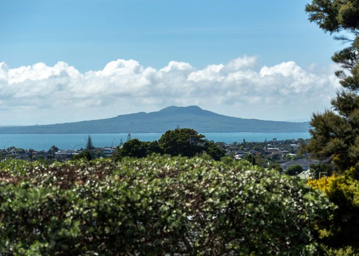  at 13 Windsor Place, Windsor Park, Auckland