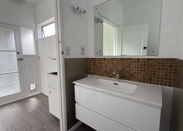  at 3 locarno Ave, St Lukes, Auckland City, Auckland