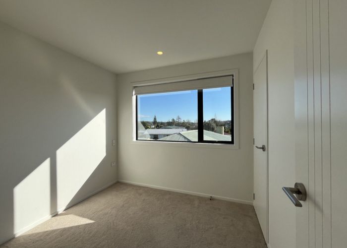  at 27 Dawnhaven Drive, Te Atatu Peninsula, Auckland