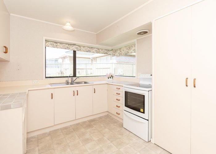  at 8/4 Admiral Crescent, Flagstaff, Hamilton