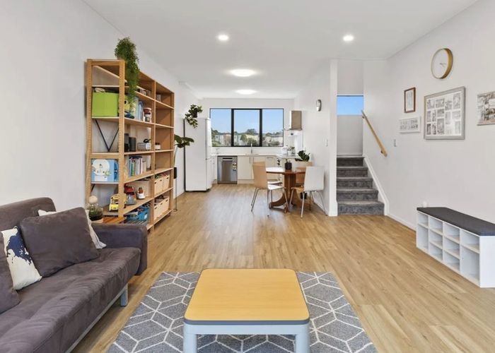  at 5 Bloom Crescent, Sunnyvale, Waitakere City, Auckland