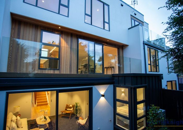  at 2/11 Carlton Mill Road, Merivale, Christchurch City, Canterbury