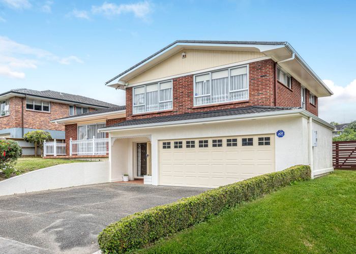  at 8 Iorangi Place, Hillpark, Auckland