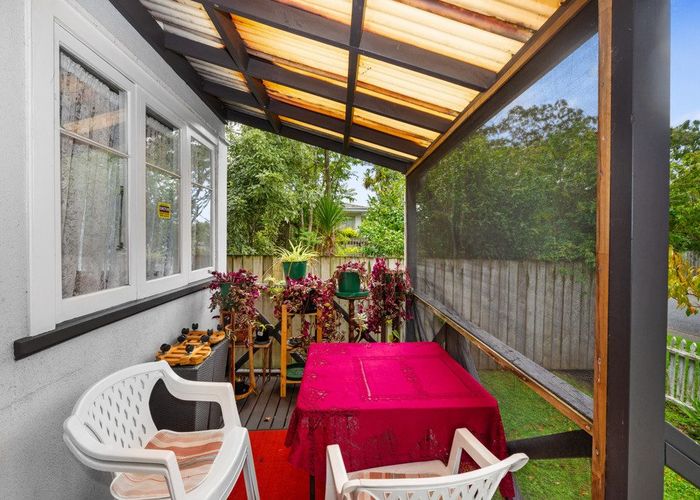  at 2 Riverpark Crescent, Henderson, Waitakere City, Auckland