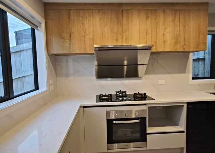  at 13E Windermere cres, Blockhouse Bay, Auckland City, Auckland