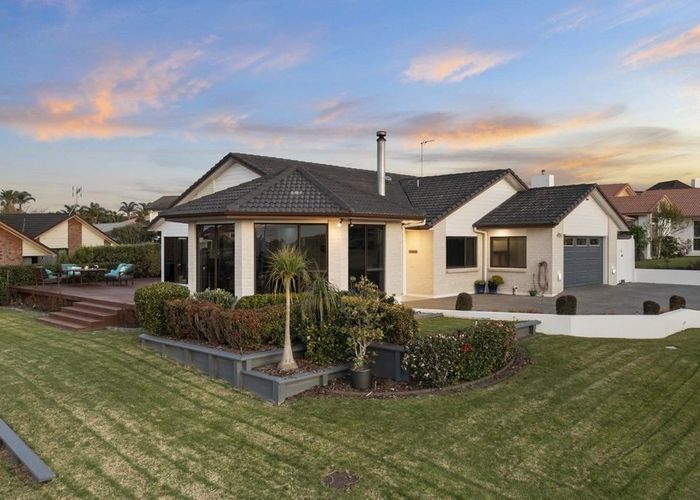  at 2 Gillard Place, Eastern Beach, Auckland