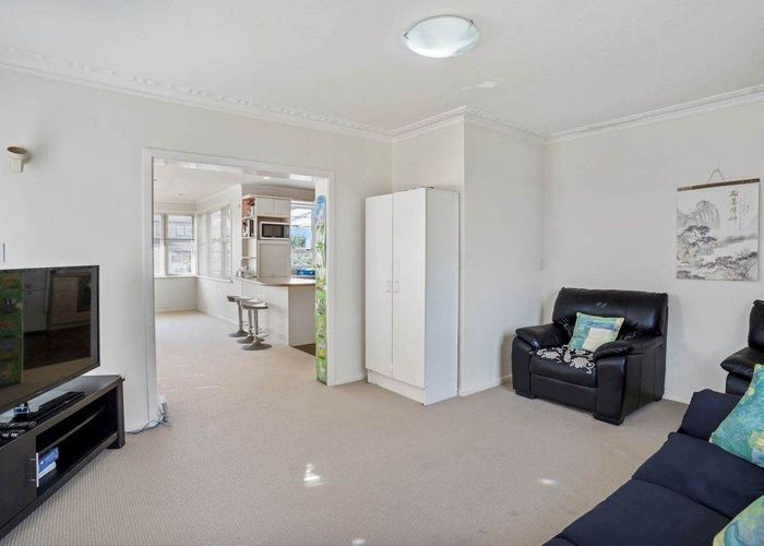  at 6 Hamilton Road, Papatoetoe, Auckland