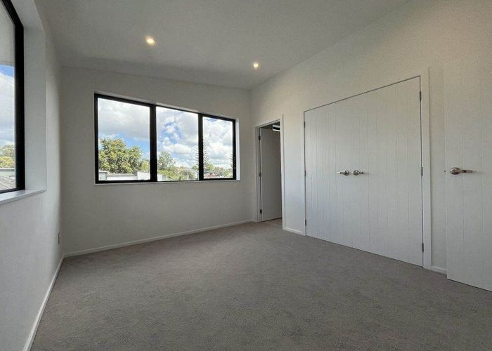  at 8/18 Sylvan Crescent, Te Atatu South, Waitakere City, Auckland