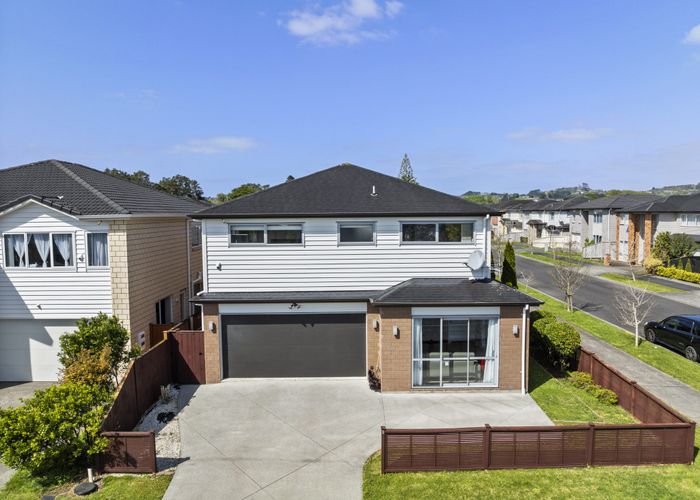  at 8 Moville Drive, Flat Bush, Auckland