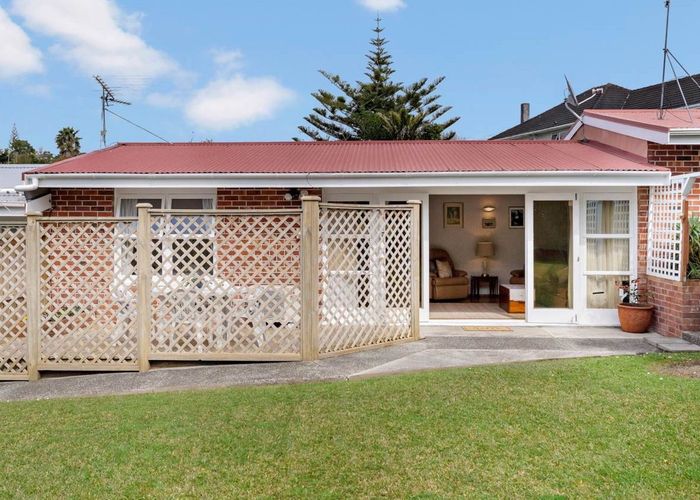  at 2/19 Montana Avenue, Murrays Bay, Auckland