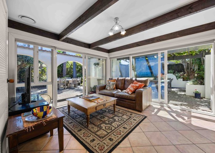  at 8 Hedge Row, Sunnyhills, Auckland