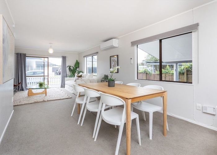  at 2/18 Gloria Avenue, Te Atatu Peninsula, Auckland