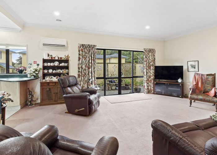  at 8/5 Court Road, Tawa, Wellington