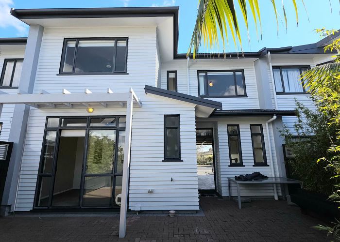  at 11/2 Armoy Drive, East Tamaki, Manukau City, Auckland