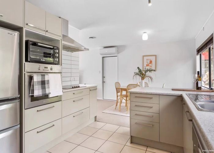  at 2/614 Beach Road, Browns Bay, North Shore City, Auckland