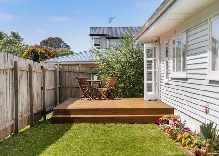  at 16A Ropata Avenue, Point England, Auckland