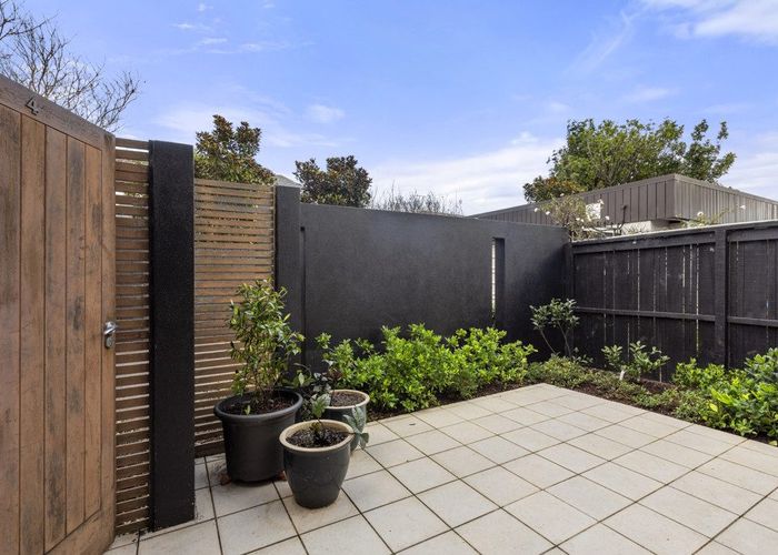  at 4/2 Tiwai Road, Royal Oak, Auckland