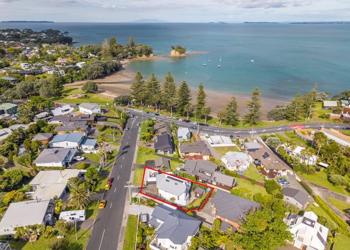  at 4 Ellangowan Road, Waiake, North Shore City, Auckland