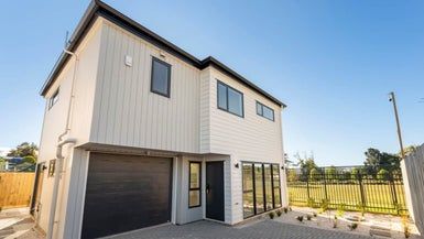  at 90E Seymour Road, Sunnyvale, Auckland