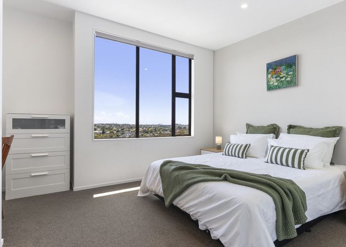  at 2/15 Chivalry Road, Glenfield, North Shore City, Auckland