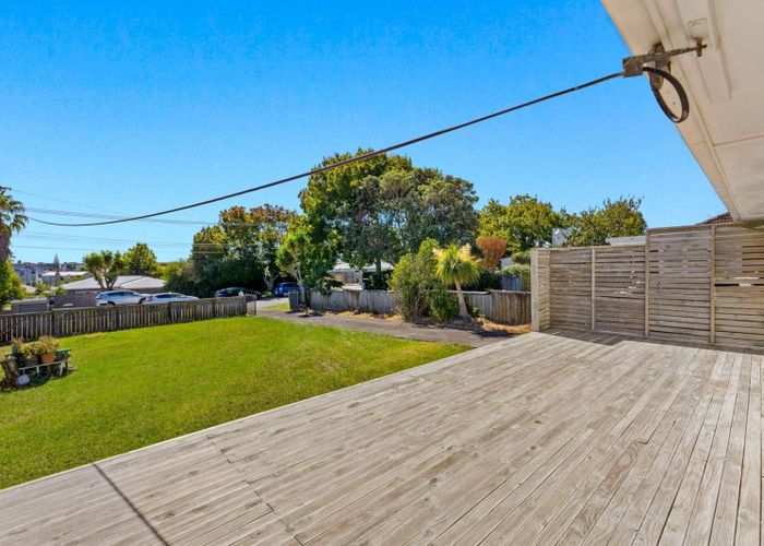  at 4 Duncan Avenue, Te Atatu South, Waitakere City, Auckland