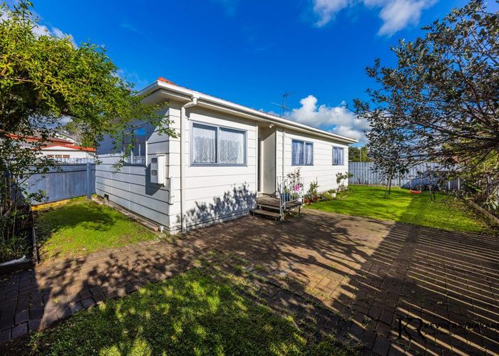 at 2/62 Redcrest Avenue, Red Hill, Papakura, Auckland