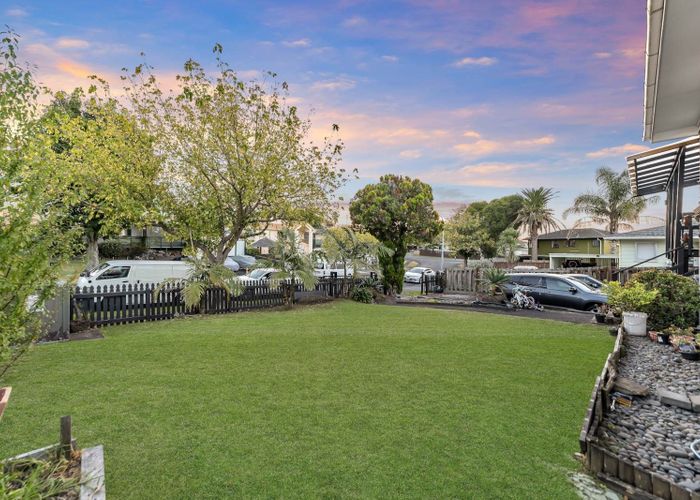  at 6 Courant Place, Clover Park, Auckland