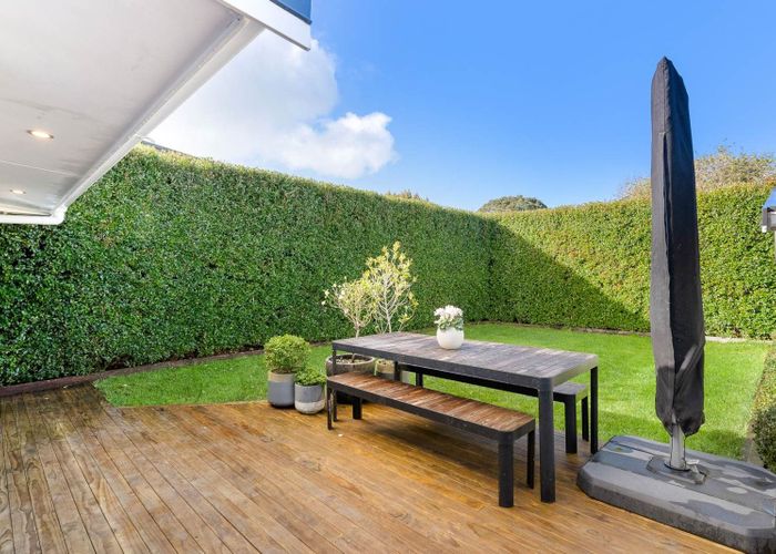  at 2/21 Montgomery Avenue, Rothesay Bay, North Shore City, Auckland