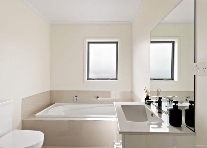  at 2/7 Vialou Street, Hamilton Central, Hamilton