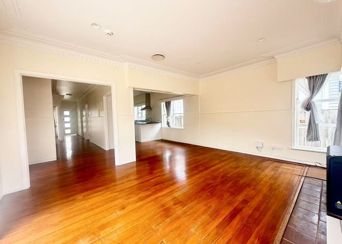  at 2/11 Church Road, Māngere Bridge, Auckland
