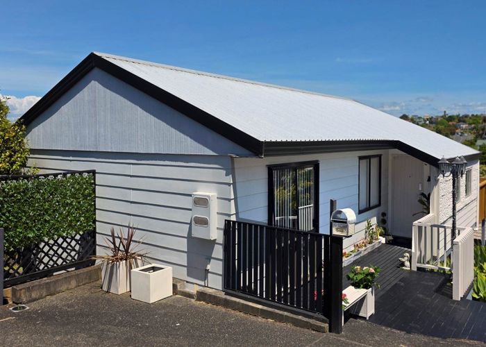  at 2/84 Totaravale Drive, Totara Vale, North Shore City, Auckland