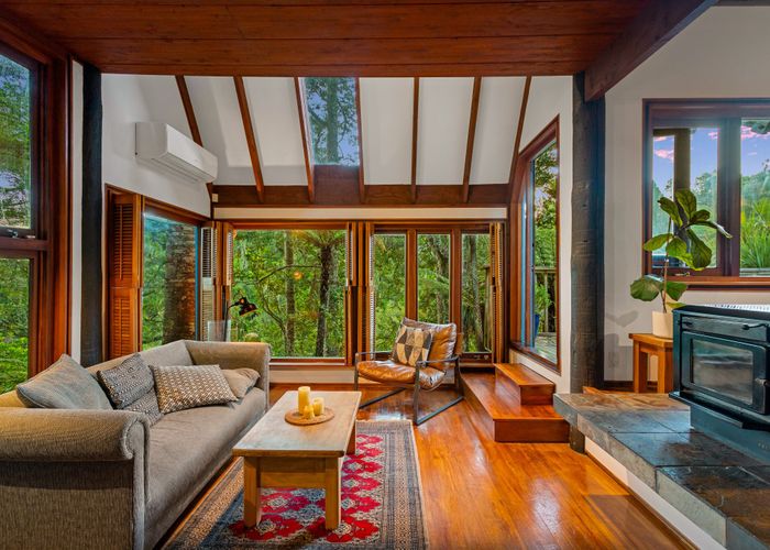  at 8 Valley View Road, Titirangi, Waitakere City, Auckland