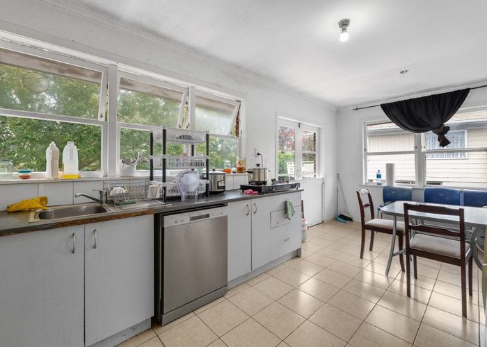  at 31 Kingdale Road, Henderson, Waitakere City, Auckland