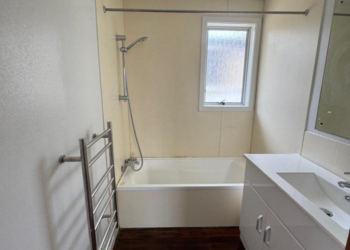  at 2/14 Ballater Pl, Highland Park, Manukau City, Auckland