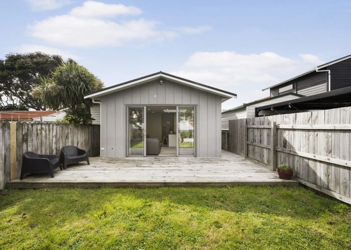  at 208A Queens Drive, Lyall Bay, Wellington