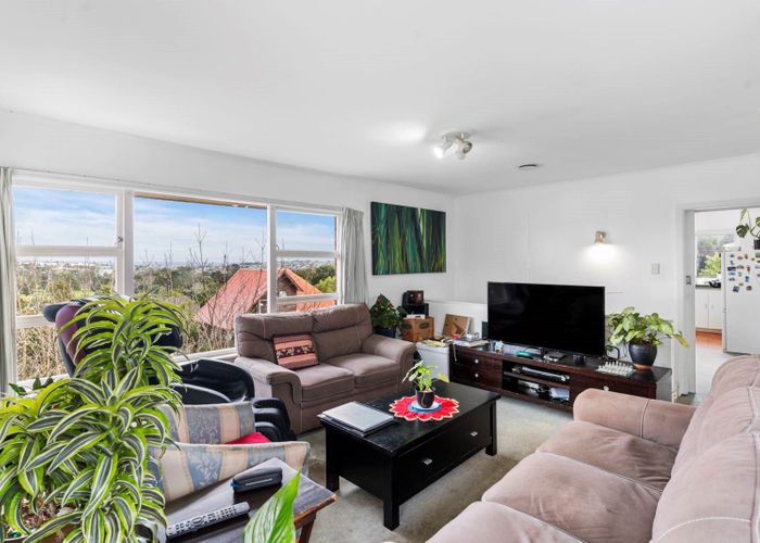  at 4 Noel Place, Mount Roskill, Auckland