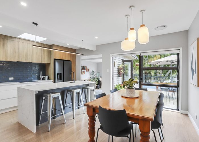  at 8 Jays Road, Titirangi, Auckland