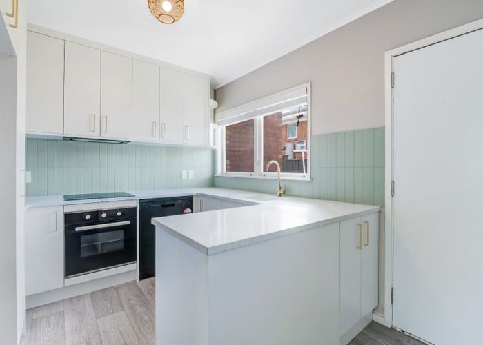  at 2/11 Roberts Avenue, Bayswater, North Shore City, Auckland