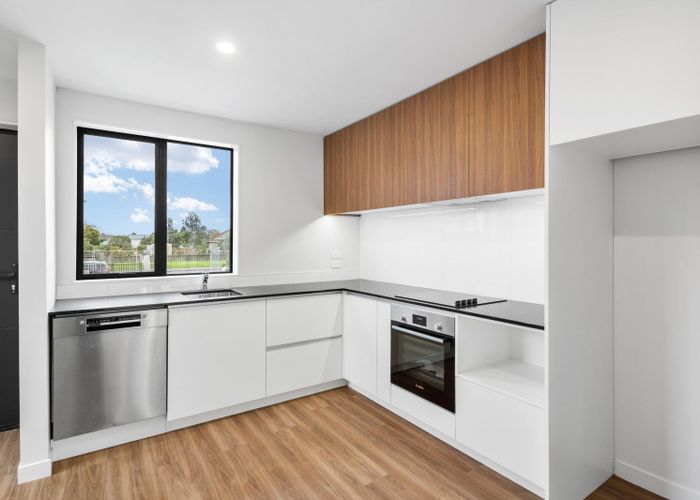  at 32 Coral Crescent, Panmure, Auckland