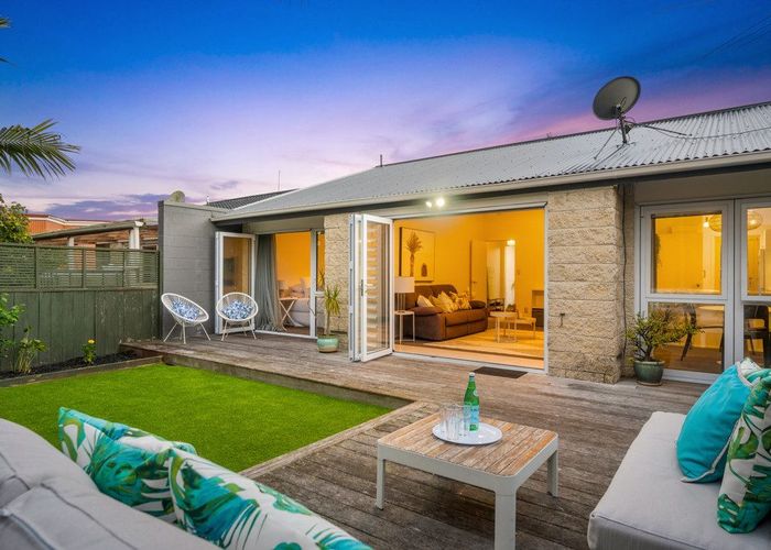  at 2/40 James Evans Drive, Northcote, North Shore City, Auckland