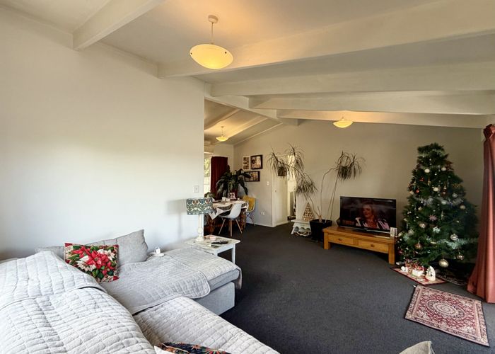  at 2/8 Sevilla Place, Unsworth Heights, North Shore City, Auckland