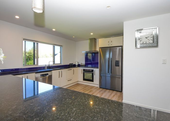  at 2 The Glade, Carterton, Carterton