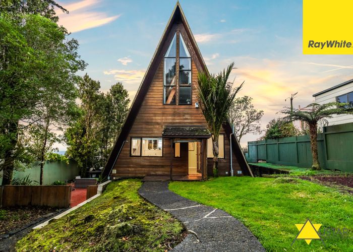  at 3 Brabant Road, Waiatarua, Waitakere City, Auckland
