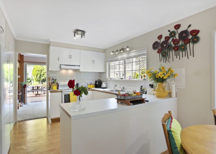  at 2/21 Deane Avenue, Titirangi, Auckland
