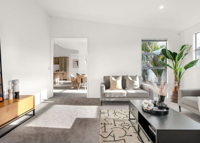  at 106 Saint James Drive, Huntington, Hamilton