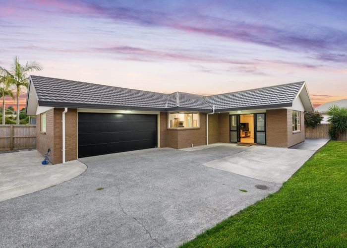  at 8 Woodbank Drive, Glen Eden, Auckland