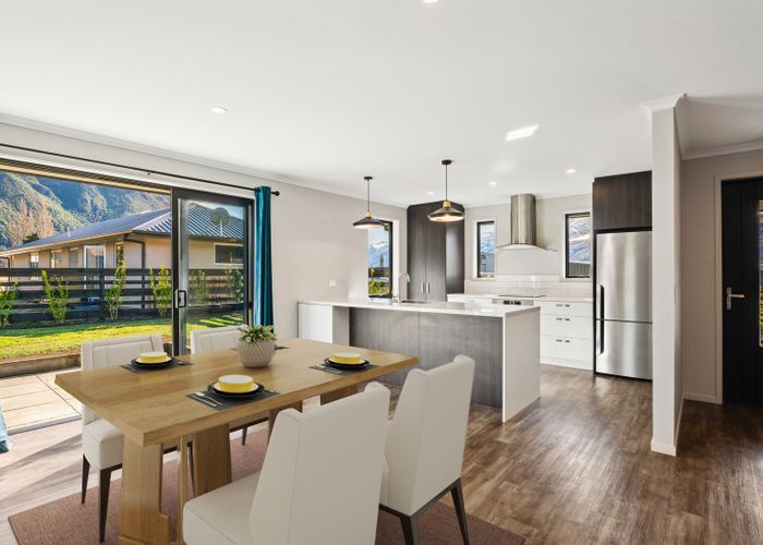  at 10 Lakefield Close, Kingston